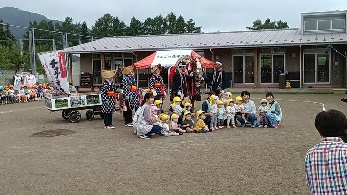 6月のチャグチャグ馬コ本番を前に、装束を身にまとった馬と保育園児が交流　岩手・滝沢市|TBS NEWS DIG