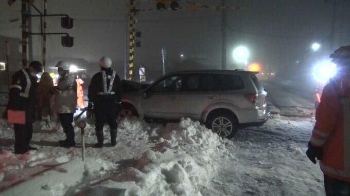 列車通過中、踏切内に乗用車が進入→衝突事故発生　雪道で凍結…踏切前で停まろうとしてスリップしたか　車運転の80代男性は首の痛みなど軽傷、列車は約2時間後に運転再開　|TBS NEWS DIG