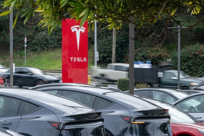 揺れるテスラの評価、収益力に不安も株価期待は上昇続く－28日に決算