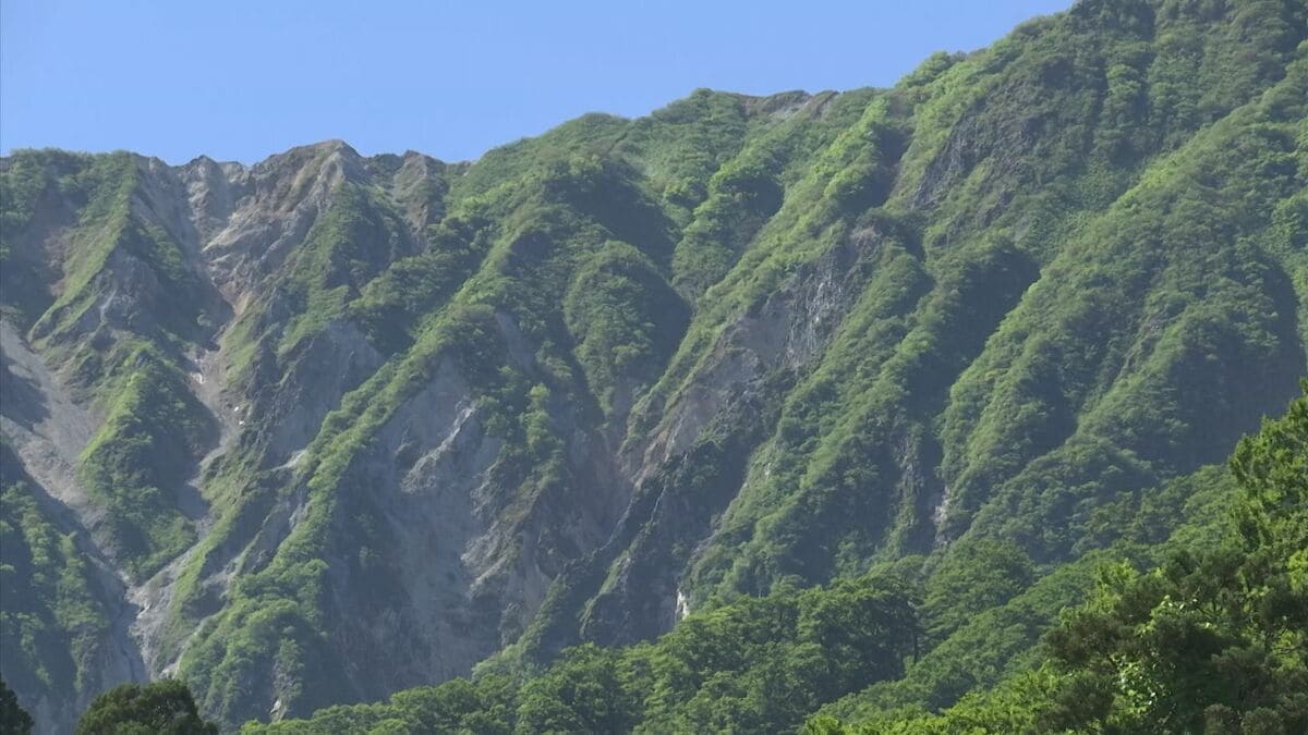 9人パーティーで国立公園大山を下山中、ツアーガイドの外国人男性が足首をくじいて…