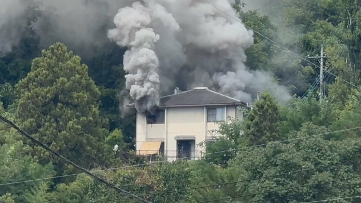 「住宅から煙が出ている」と通報　住宅1棟全焼　出火当時、在宅の90代女性は逃げて無事　山梨・富士川町