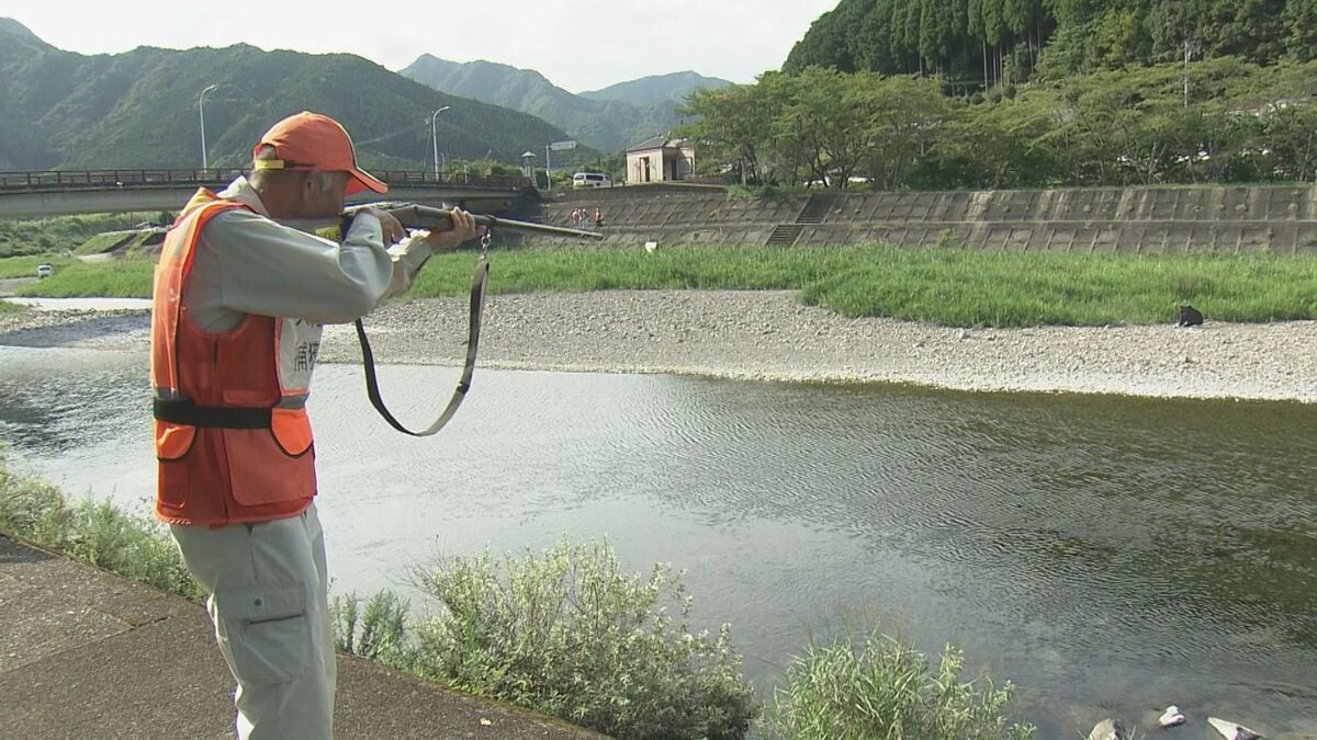 クマの出没に備えて… 三重で｢緊急銃猟｣訓練 自治体職員や猟友会など約120人が参加 クマよけスプレー搭載ドローンのデモ飛行も