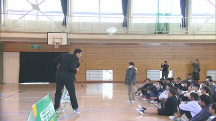 サッカー元日本代表の巻誠一郎さんが児童にボールをプレゼント