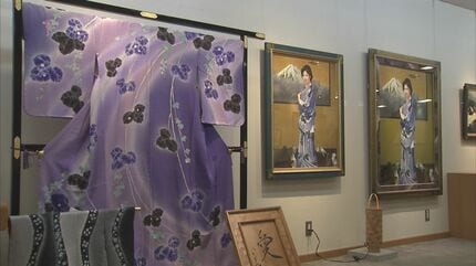 画家」八代亜紀さんを知る絵画展 遺作の自画像で描いた着物は現物も