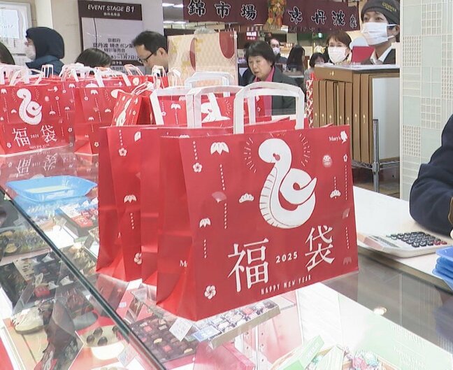 「少しでも安いものを」物価高で迎えた年末年始…福袋は食料品が人気に おせちは「コスパ重視」と「高級志向」の二極化…業者には価格抑えるための苦心も|TBS NEWS DIG