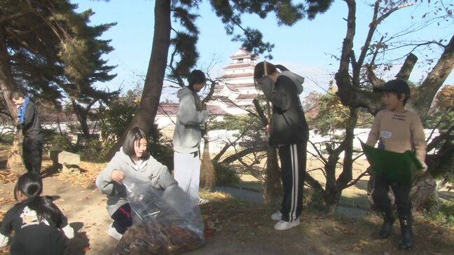 美しい鶴ヶ城を次世代へ…落ち葉の清掃活動　濠の水質悪化の原因に　福島・会津若松市|TBS NEWS DIG