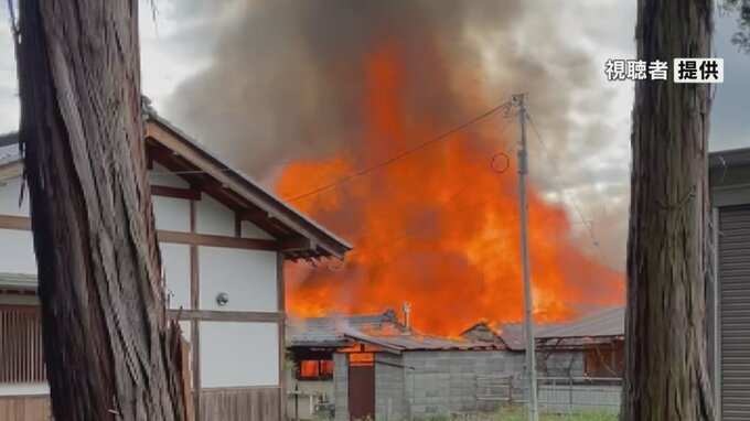 【速報】激しく燃え上がる炎　住宅が燃える火事　山梨|TBS NEWS DIG