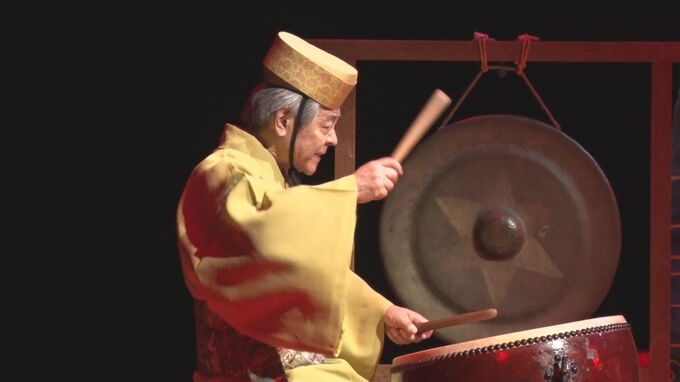 会場に響き渡る、人間国宝の太鼓の音色　比嘉聰さんによる顕彰公演「光源の響き」|TBS NEWS DIG