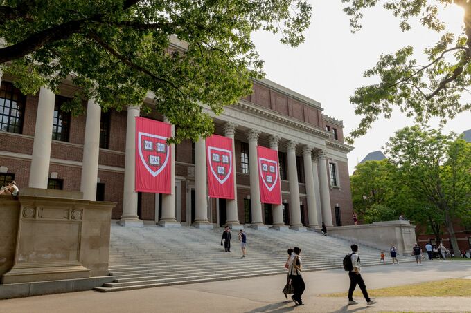 苦境のハーバード大、卒業生が草の根活動で支援の輪広げる