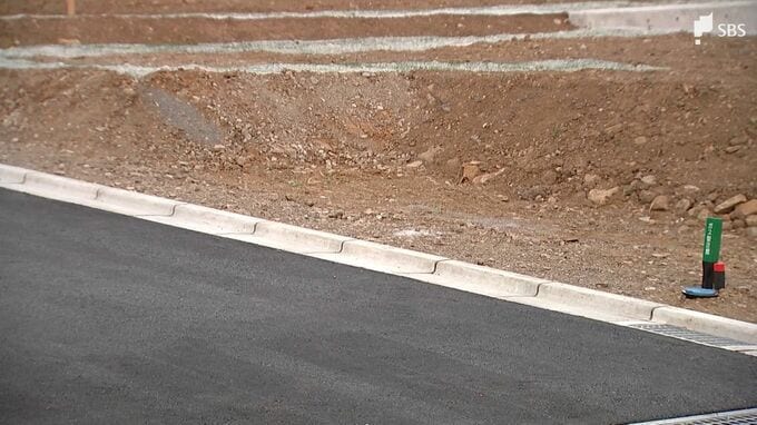 強風で看板が飛び通行人に当たり頭にけが　作業で重りを外した途端… 事故当時19メートル超の風か=静岡・熱海市|TBS NEWS DIG