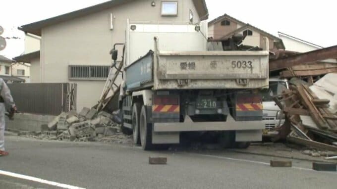 あわや大惨事・・・住宅の車庫にダンプカー突っ込む 運転手の５０代男性が救急搬送されるも意識あり  愛媛・松前町|TBS NEWS DIG