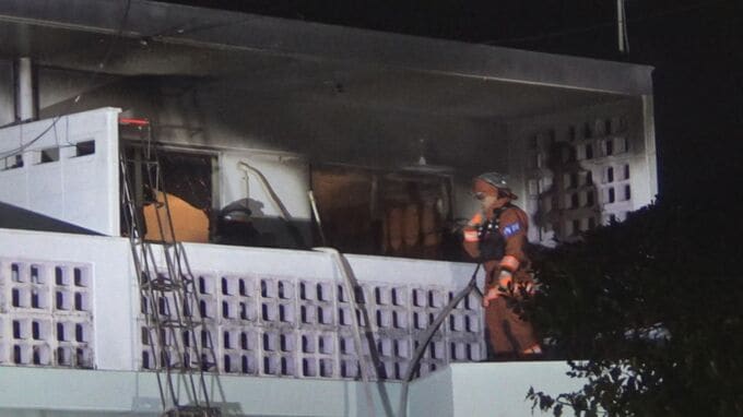 「アパートの2階から炎と煙」  一室が全焼する火事で1人の遺体見つかる  住人の60代男性と連絡つかず　|　沖縄のニュース｜RBC 琉球放送