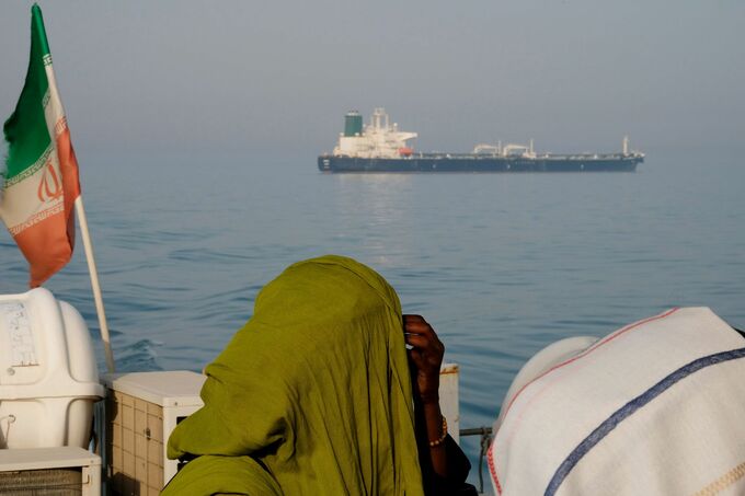 ホルムズ海峡でタンカー経路変更を初確認、イラン空爆後－追跡データ