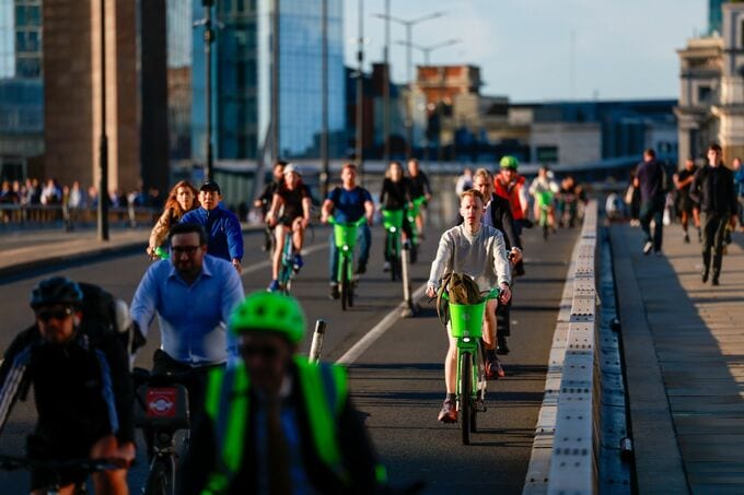 ロンドン地下鉄ストが朝の通勤に影響、電動自転車や船便の利用急増