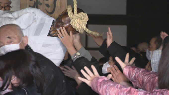 「びんずる様」を台座ごと引き回し「足が痛いのでその辺をよろしくってことで」今年1年の無病息災願う「びんずる廻し」長野・善光寺　|　SBC NEWS | 長野のニュース | SBC信越放送