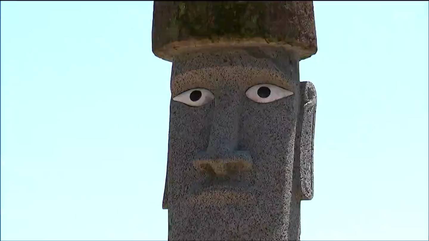 復興のシンボルとして町を見守る」チリから届けられた“2体のモアイ像