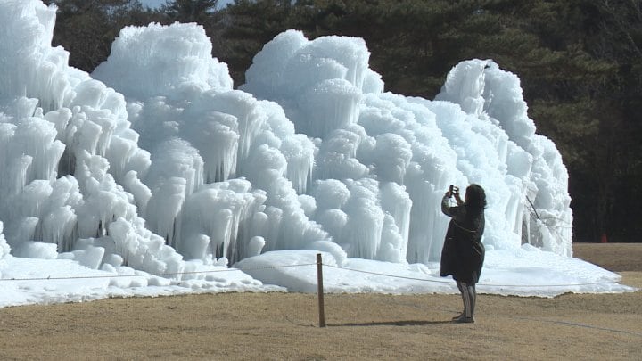 厳しい寒さときれいな水が作り出した奇跡の作品」 巨大な氷のオブジェ