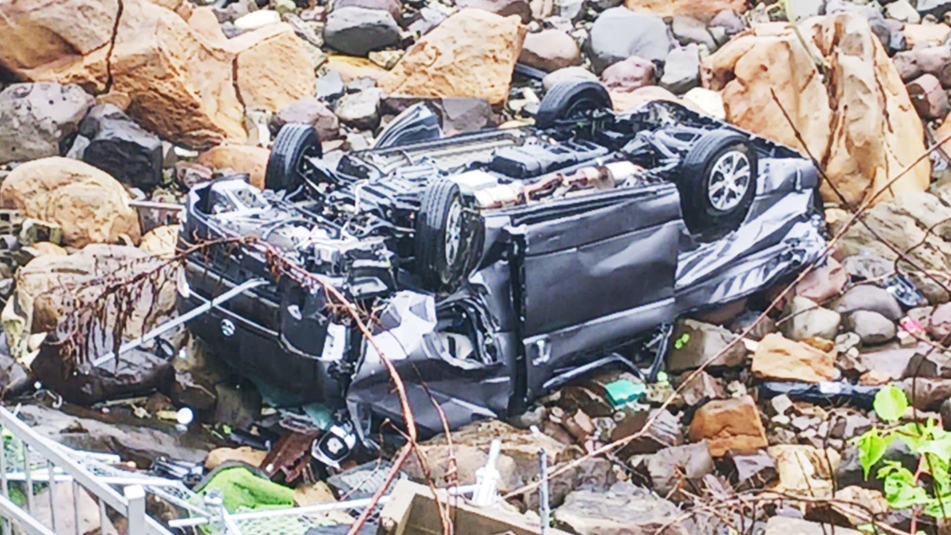 国道で車が『がけから約10メートル転落』 35歳の女性が死亡 4歳と2歳