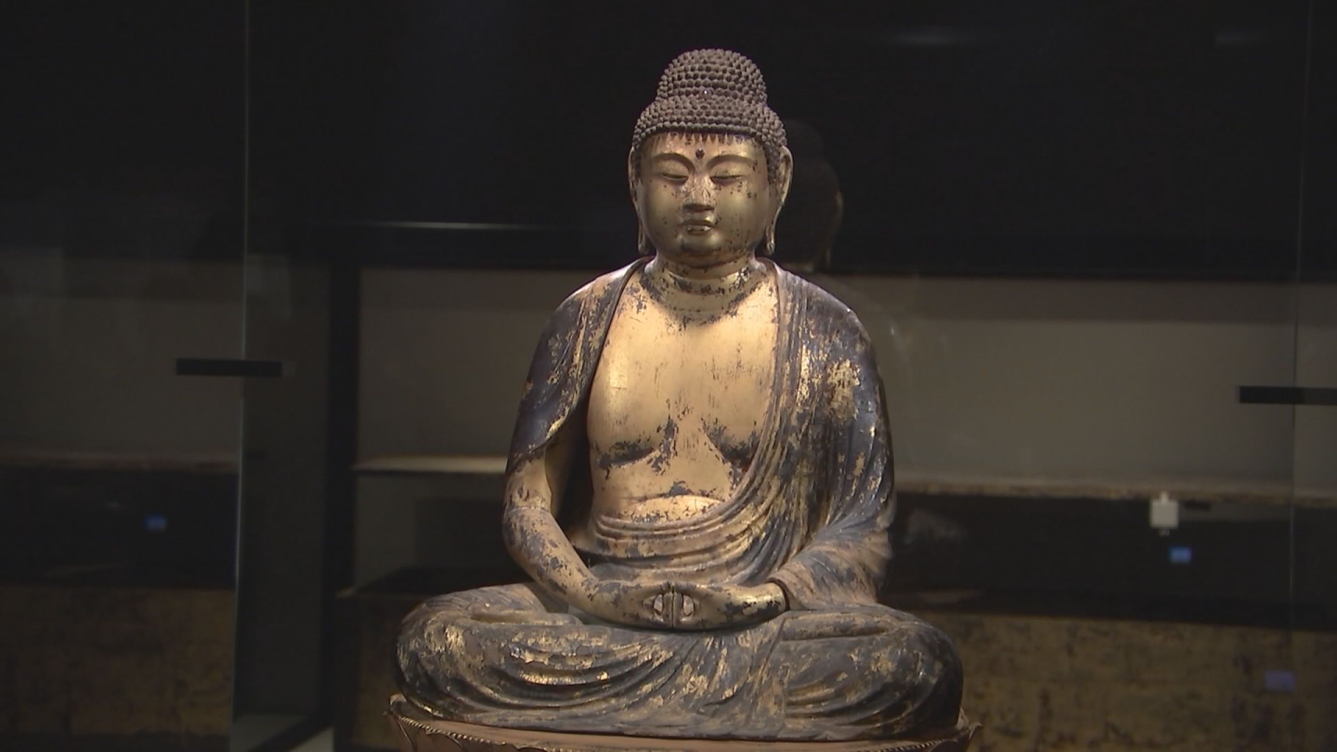 東京国立博物館での特別展を終えた仏像が金色堂の元の位置に戻されて