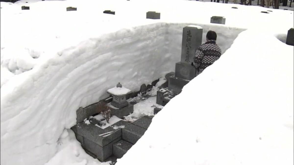 雪 見渡す限り雪・雪・雪 墓参りも雪片づけから開始 3時間半かけ墓を
