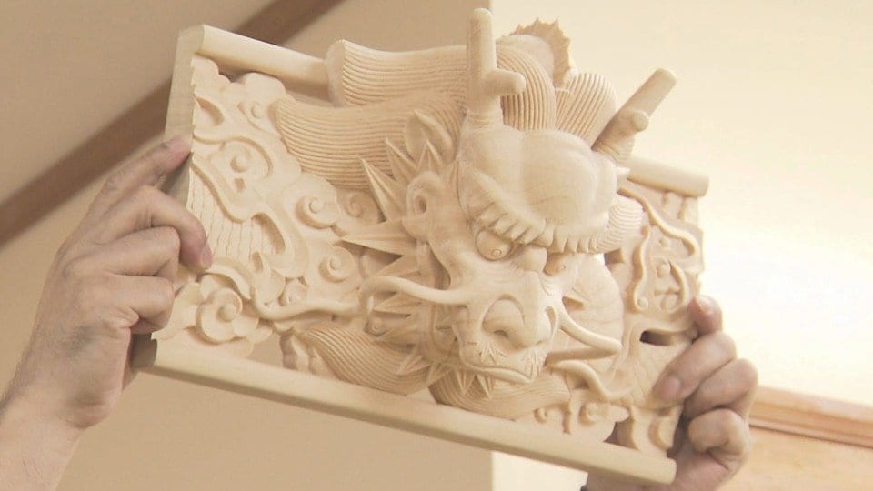 【首里城再建】天然ヒノキに9体の龍　正殿に掲げられる扁額の額縁飾る彫刻を公開　