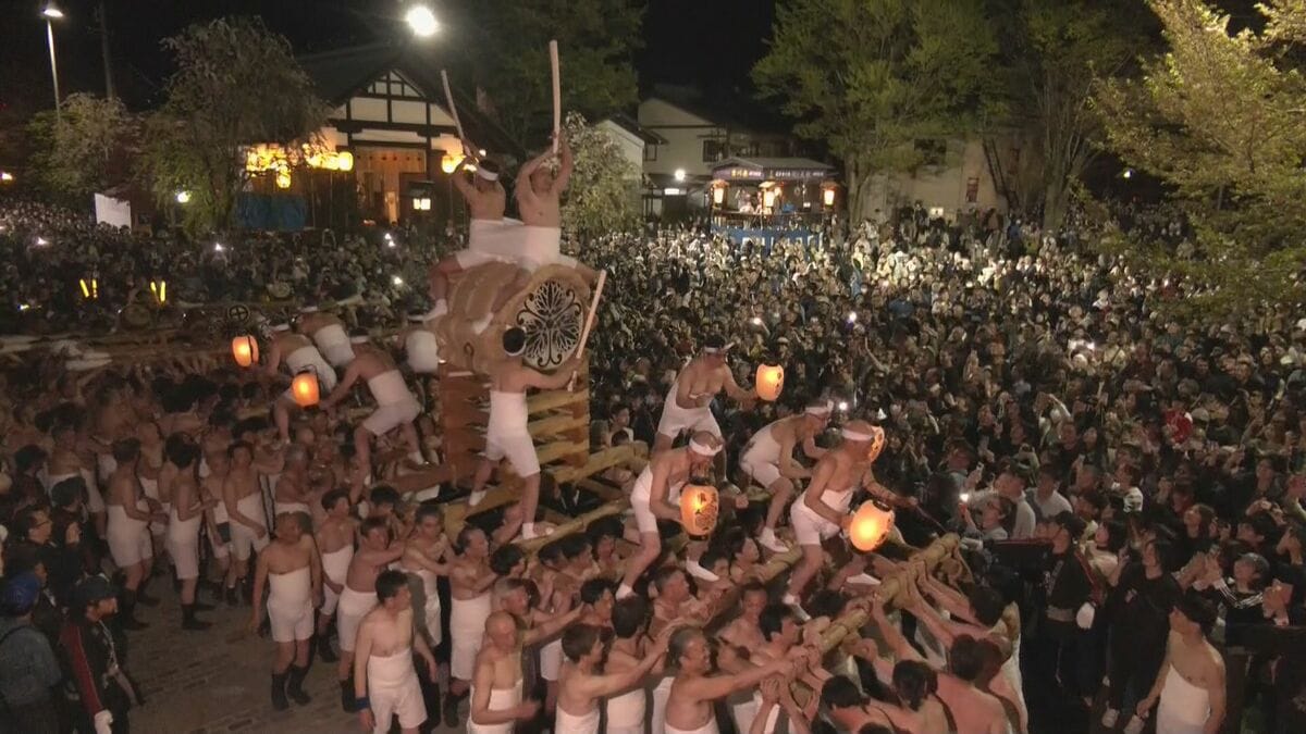 飛騨路に春告げる古川祭 勇壮な｢起し太鼓｣ に熱狂…大太鼓にまたがった男たちがバチ振り下ろし激しいもみ合いも 岐阜
