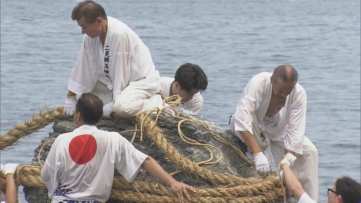 ｢夫婦岩｣ で大しめ縄の張り替え 約9メートル離れた「女岩」と「男岩」を新たな大しめ縄が結ぶ 三重・伊勢市の二見興玉神社