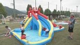 突き抜けた青空の下で存分に水遊びが楽しめる 飛騨市の公園に期間限定の「キッズプール」登場 浅くて安心な「幼児用プール」や「スライダープール」など 岐阜・飛騨市|TBS NEWS DIG