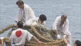 ｢夫婦岩｣ で大しめ縄の張り替え 約9メートル離れた「女岩」と「男岩」を新たな大しめ縄が結ぶ 三重・伊勢市の二見興玉神社　|　名古屋・愛知・岐阜・三重のニュース【CBC news】 | CBC web