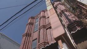 雑居ビルで見つかった白骨化した遺体　30年前から関係者以外は立ち入れない5階エレベータホールで横になった状態　生存していれば55歳の男性と判明　死後4年から5年が経過|TBS NEWS DIG