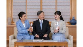 天皇陛下66歳に　被災地に心寄せる　記者会見で歴代天皇の歩みに思い馳せ　誕生日写真では“五輪マスコット”を手に|TBS NEWS DIG