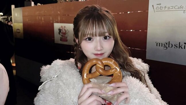 【希空】「初めてのクリスマスマーケット」もふもふコートにミニスカートでご満悦|TBS NEWS DIG