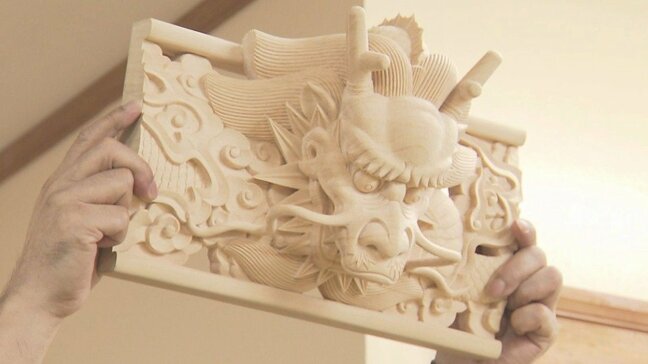 【首里城再建】天然ヒノキに9体の龍　正殿に掲げられる扁額の額縁飾る彫刻を公開　|TBS NEWS DIG