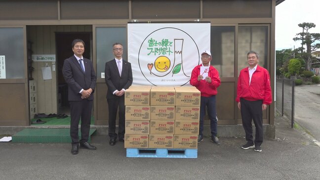 富士山麓電気鉄道 駅に備蓄していた非常用のミネラルウォーターを食料支援団体に贈る|TBS NEWS DIG