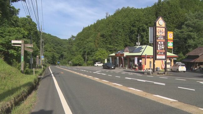 国道で「大型バイク」と「軽乗用車」が衝突…バイクの男性が意識不明の重体 道路沿いの施設に右折で入ろうとした車が、直進してきたバイクとぶつかったか|TBS NEWS DIG