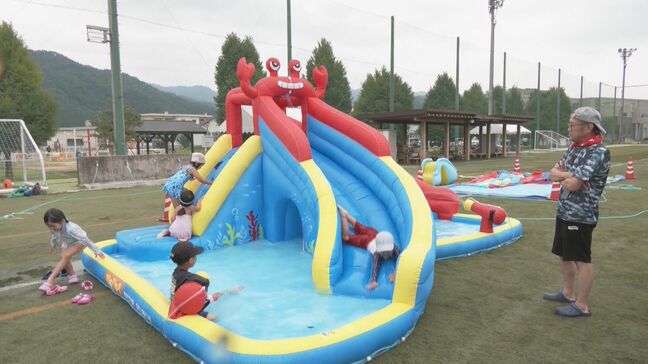 突き抜けた青空の下で存分に水遊びが楽しめる 飛騨市の公園に期間限定の「キッズプール」登場 浅くて安心な「幼児用プール」や「スライダープール」など 岐阜・飛騨市|TBS NEWS DIG
