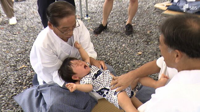 泣き声が大きいほど丈夫に育つ「神ころがし」 「アンエットン」の掛け声の中、健やかな成長願う＝静岡・焼津神社|TBS NEWS DIG