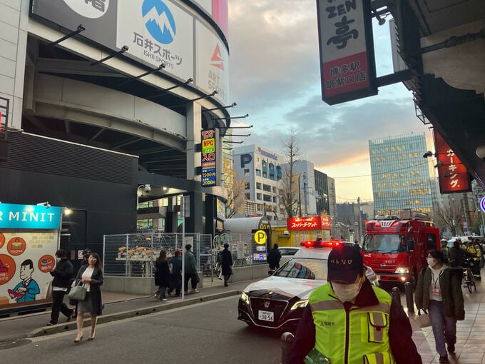 「男性が立体駐車場5階部分の室外機に引っかかっているようだ」JR博多駅近くの立体駐車場で意識不明の男性発見　|　福岡のニュース｜RKB NEWS｜RKB毎日放送