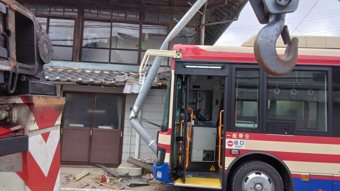 「ぼーっとしていた」70代男性運転の路線バスが電柱、住宅に衝突　乗客2人けが　福島・郡山市|TBS NEWS DIG