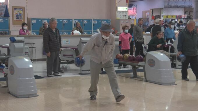 最高年齢は96歳　北部地区で高齢者たちのボウリング大会が開催　ボウリング通して交流や健康増進へ|TBS NEWS DIG