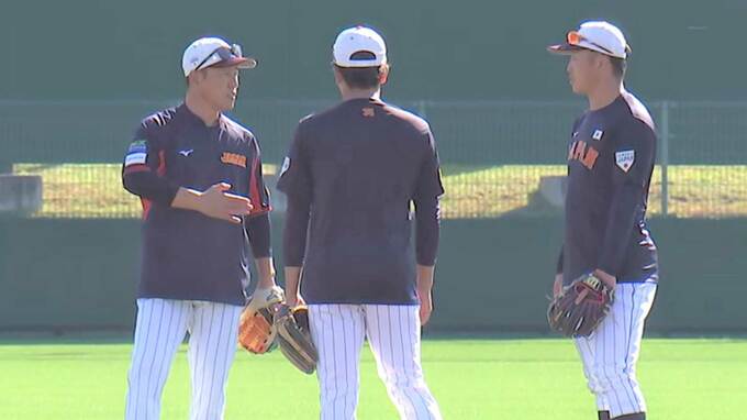 侍ジャパン井端監督が熱血指導！「2人で二遊間を守って欲しい」レギュラー確約の若手2人に“レジェンド”が直伝|TBS NEWS DIG