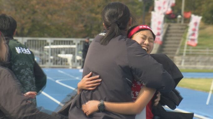 チームメイトと抱き合う