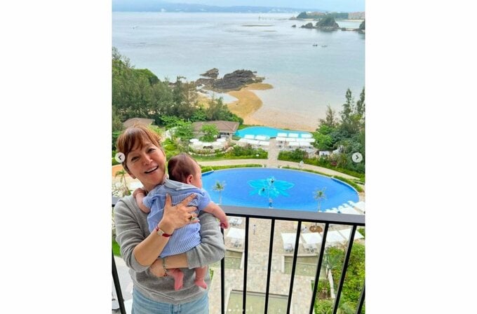 岩崎宏美さん　初孫との沖縄旅行を報告　　49年のデビュー記念日　「至福の時間を過ごしています。」|TBS NEWS DIG