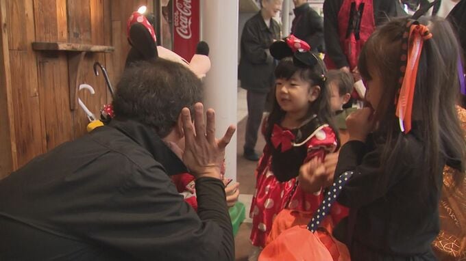 まちに笑顔 「トリック オア トリート」 鳥取市の商店街 子どもたちがハロウィーンパレード|TBS NEWS DIG