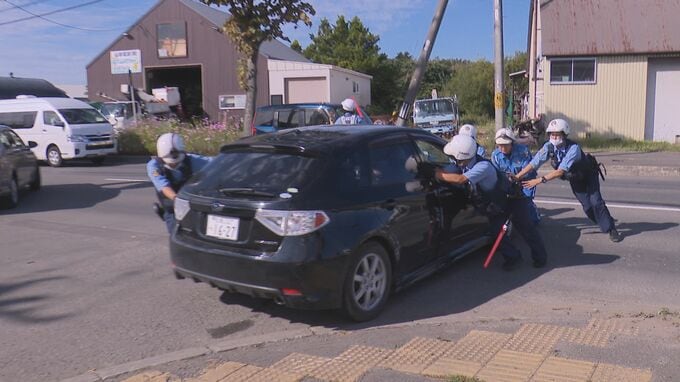 「1台が横転しています」と通報　乗用車3台が絡む事故で3人けが、30代男性が病院搬送　札幌市東区|TBS NEWS DIG