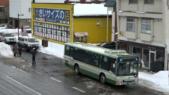 車との衝突を避けようとバスが急ブレーキ　乗客2人が転倒して軽いけが|TBS NEWS DIG