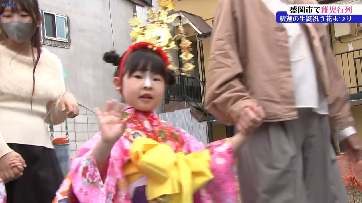 釈迦を運んできたとされる白いゾウと一緒に園児たちがきらびやかな装束