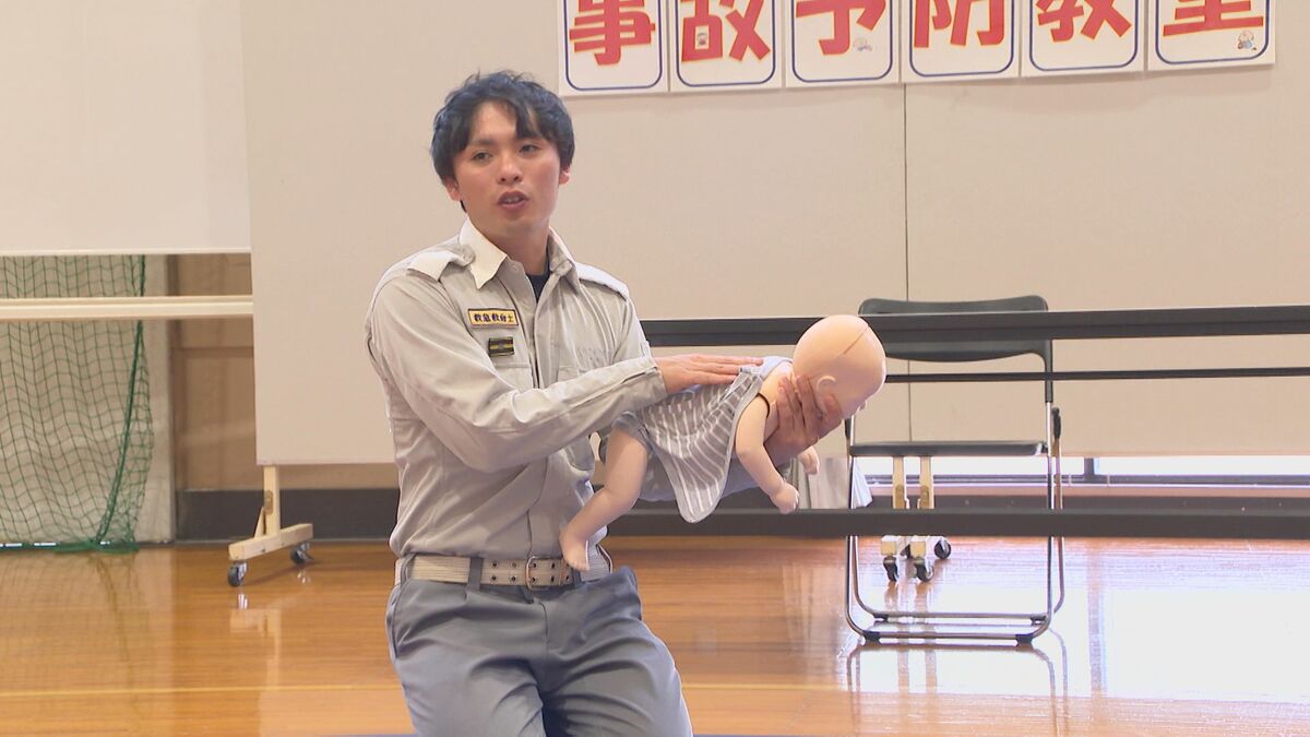 乳幼児の誤飲対処やAED学ぶ講習会　「手の甲の硬いところで叩いて」保護者が実践　大分・宇佐市