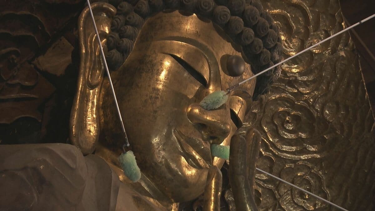 「岐阜大仏」のすす払い 高さ約14メートルの大仏様にお礼を込めて 来年もいい年に 岐阜市の正法寺