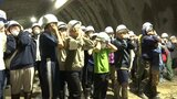 貴重な「発破」体験も 親子連れら100人がトンネル工事の現場を見学 ひび割れでう回が続く国道107号 岩手・西和賀町|TBS NEWS DIG